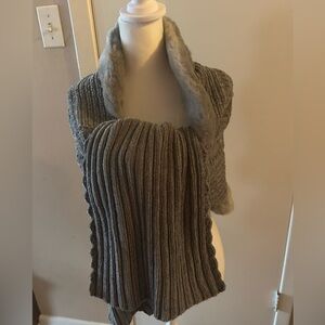 Gray Chaneil ribbed scarf with furry collar.